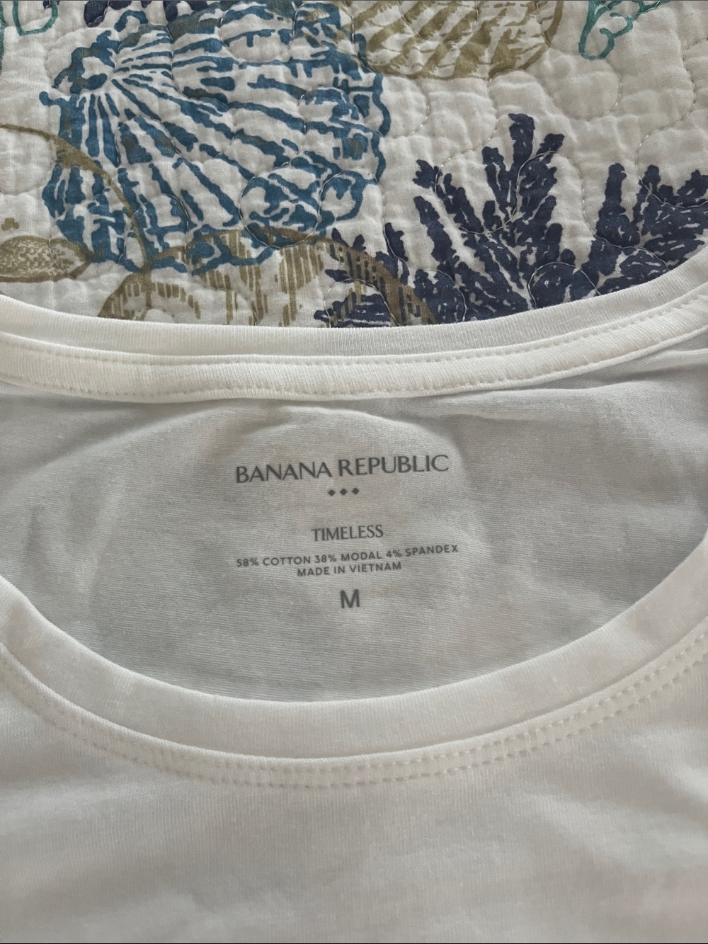 Banana Republic Size M Timeless Classic Tee Shirt NWOT - Picture 3 of 3